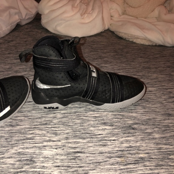 Lebron basketball sneakers - Picture 3 of 4